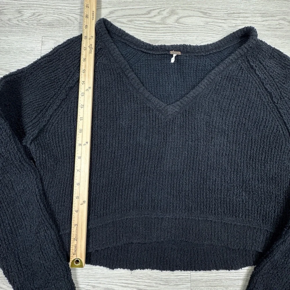 Free People Womens Sweater V-Neck Cropped Boucle Knit Black M Long Sleeve Raglan